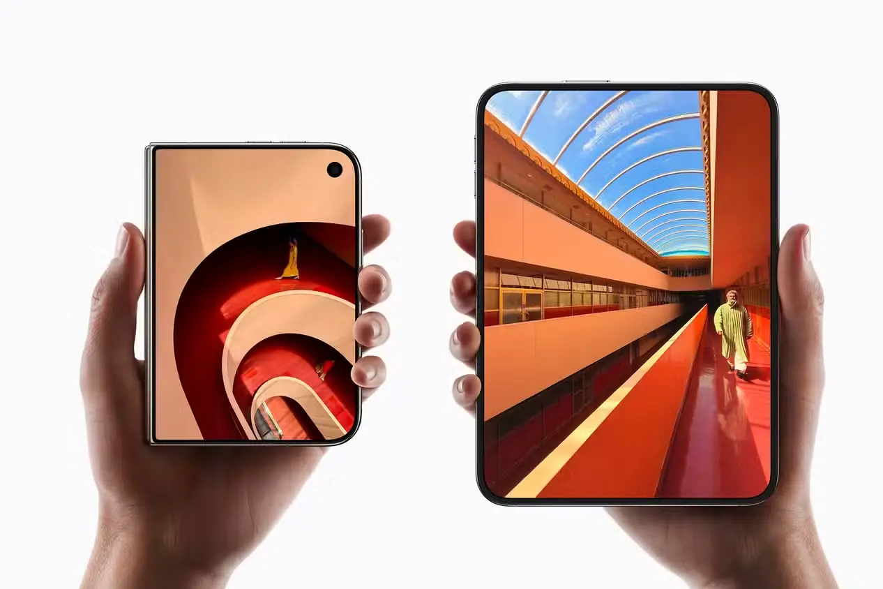 دو دست که iPhone Duo را در حالت باز و بسته نگه داشتهاند