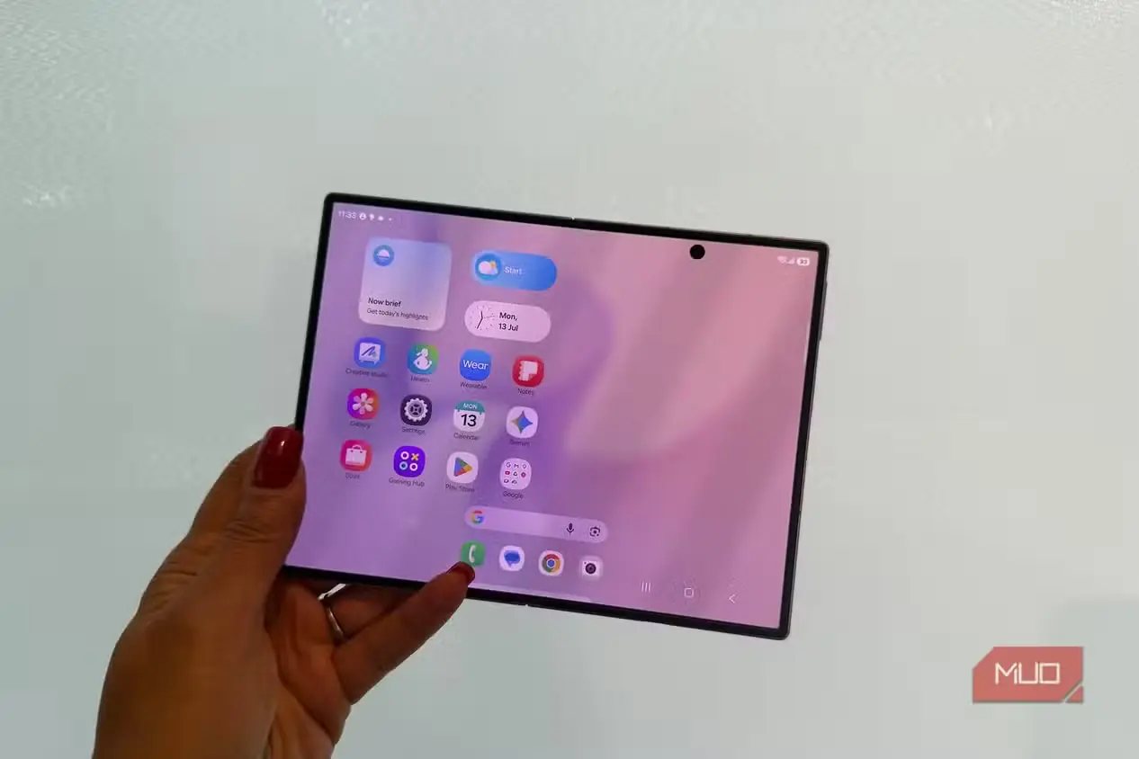 گوشی باز Samsung Galaxy Z Fold 8 در دست، روبهروی دیواری سفید