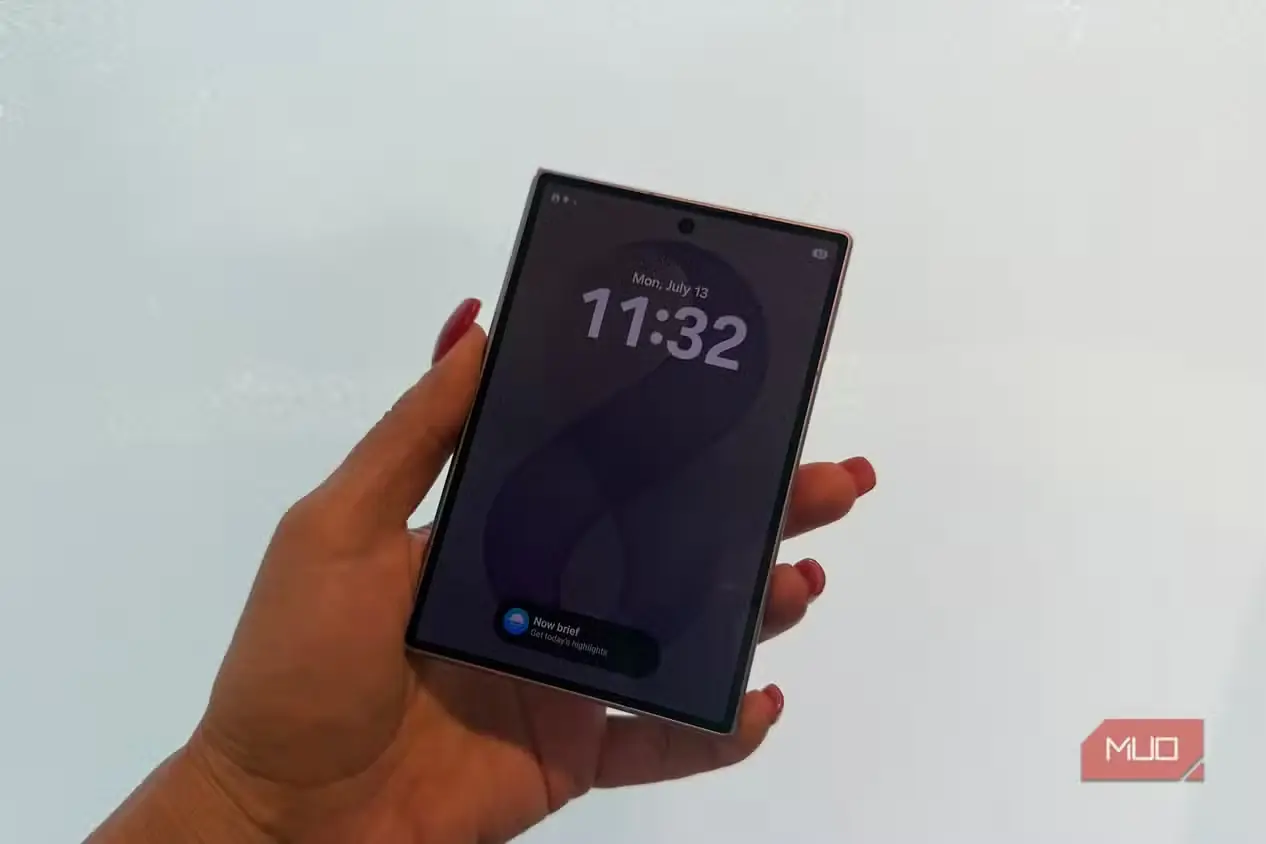 گوشی بسته Samsung Galaxy Z Fold 8 در دست، روبهروی دیواری سفید