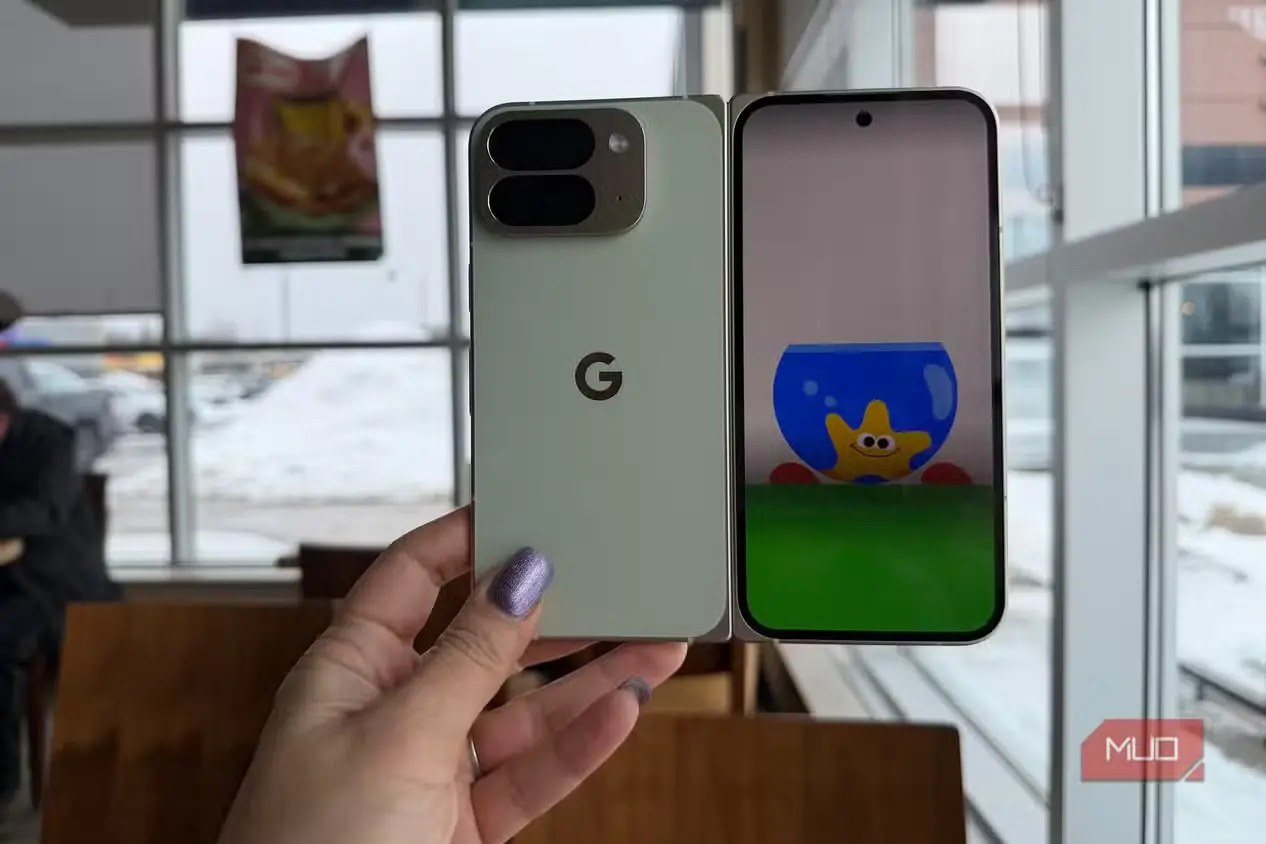 دستی در حال نگهداشتن گوشی Google Pixel 10 Pro Fold با پویانمایی Made You Look روی نمایشگر جلویی