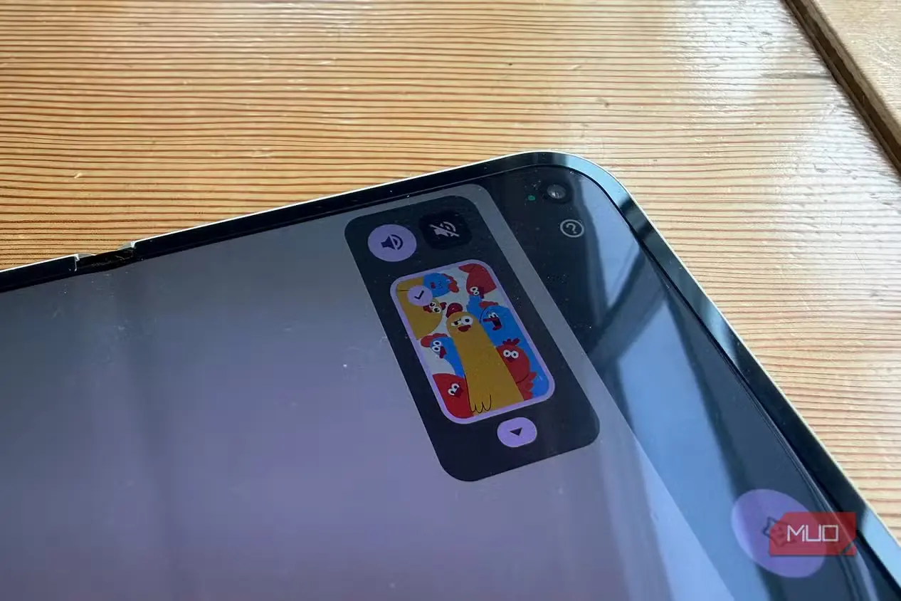 نمای کناری پویانمایی Made You Look روی گوشی Google Pixel 10 Pro Fold