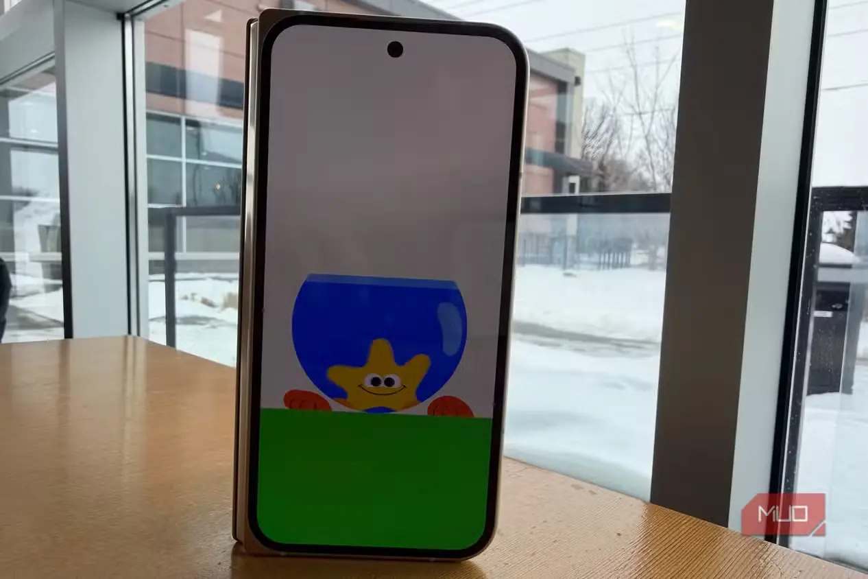 گوشی Google Pixel 10 Pro Fold روی میز، در حال نمایش انیمیشن Made You Look
