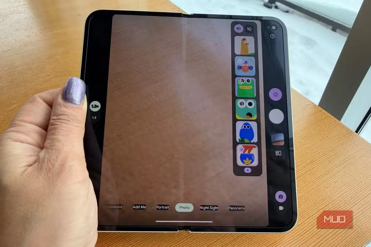 دستی که گوشی Google Pixel 10 Pro Fold را گرفته و گزینههای گوناگون انیمیشن Made You Look روی نمایشگر داخلی آن دیده میشود