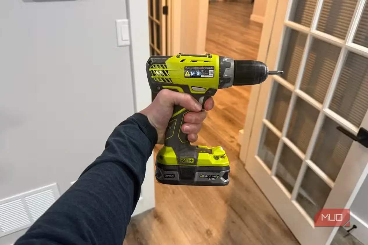 دریل Ryobi در دست کاربر