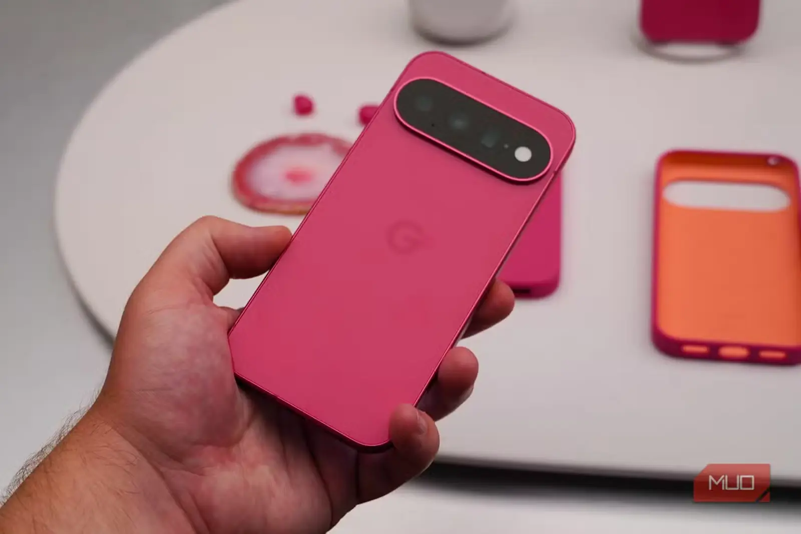نمای پشت Google Pixel 11 با رنگ ختمی