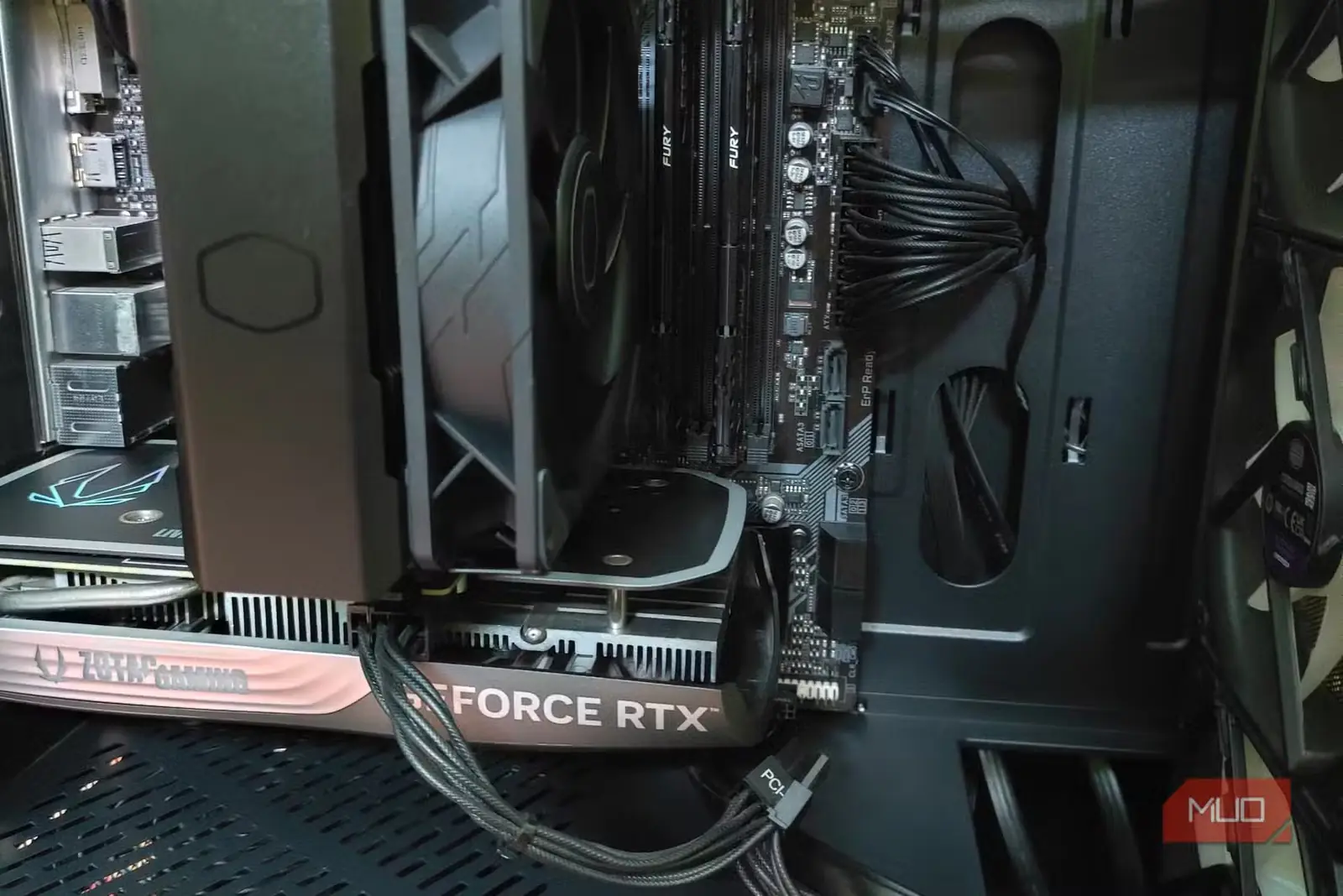پردازندهٔ گرافیکی RTX 4060 نصبشده روی میز آزمایش