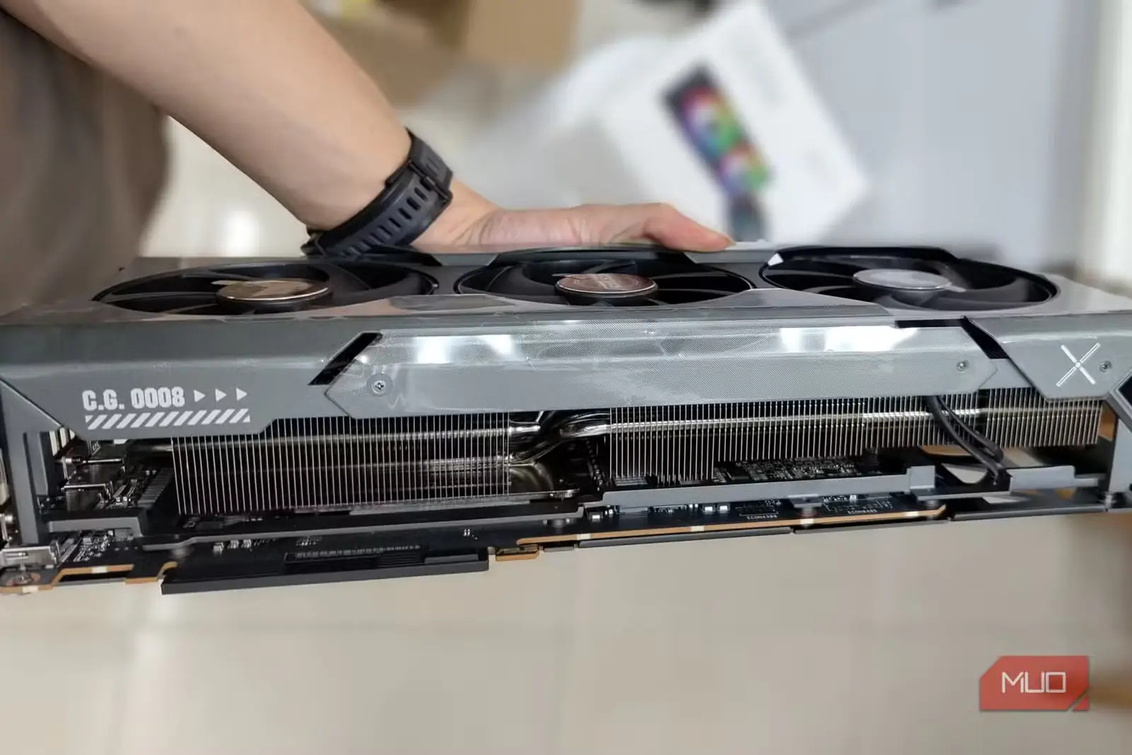 دستی در حال نگهداشتن RX 7900XT