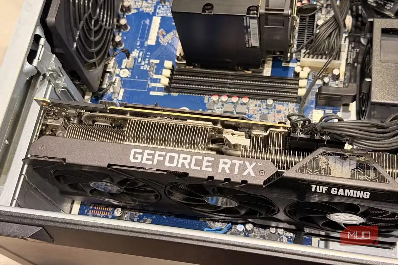 نمای نزدیک صفحهٔ پشتی کارت گرافیک ASUS TUF Gaming RTX 3090 درون کیس