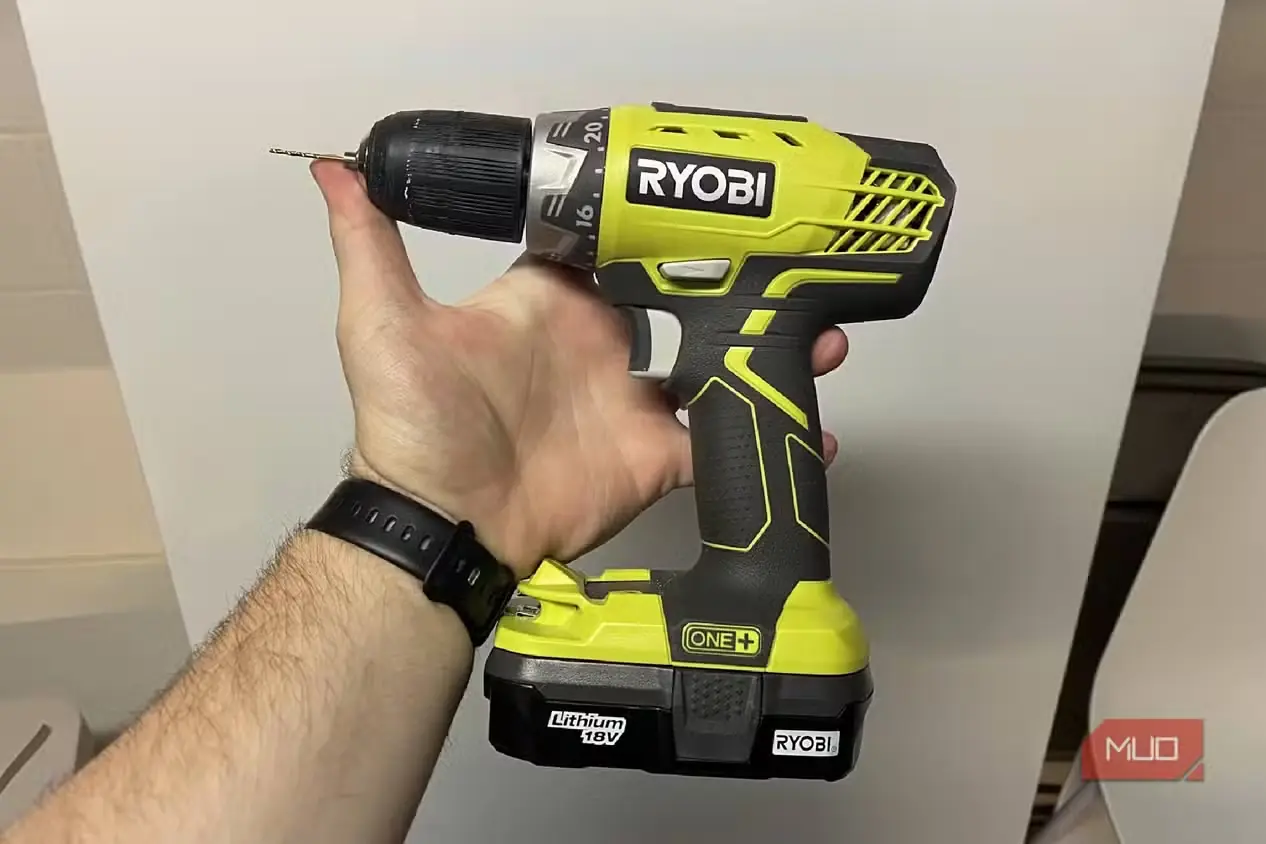 نگهداشتن دستگاه RYOBI ONE در برابر یخچال