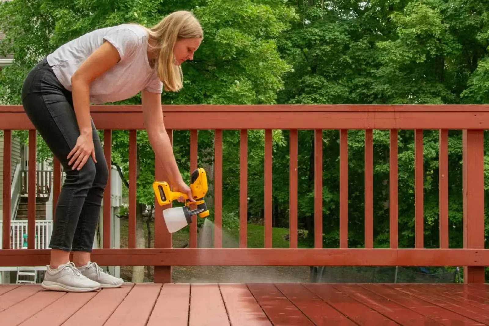 استفادهٔ یک زن از رنگپاش شارژی Wagner Cordless Stain Sprayer