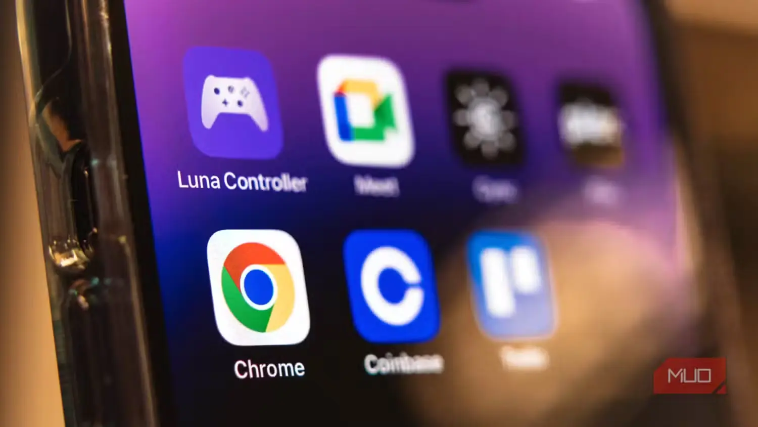 نماد برنامه Chrome در کنار برنامههای دیگر روی گوشی هوشمند