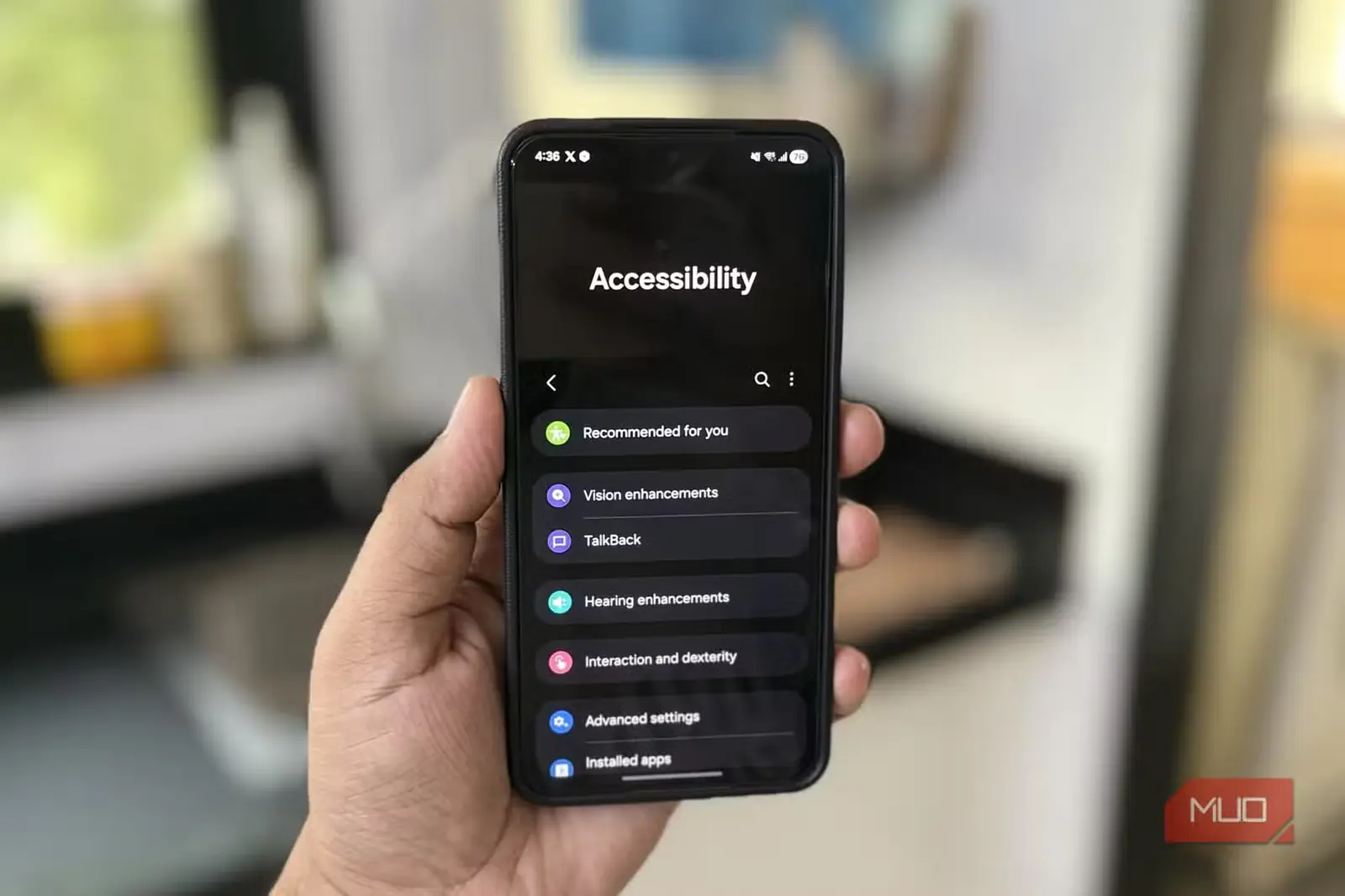منوی دسترسپذیری روی گوشی Android در دست کاربر
