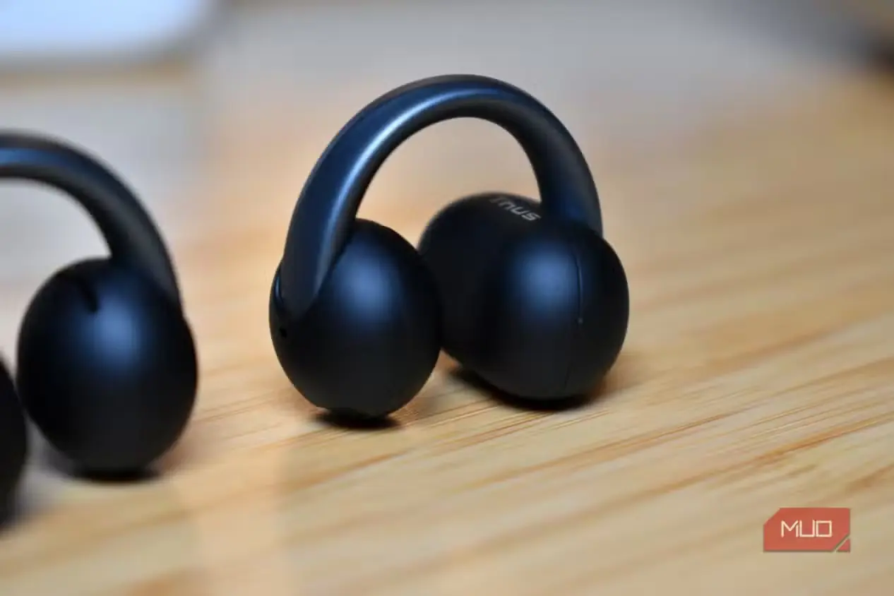 ایرباد Anker Soundcore AeroFit 2 روی میز