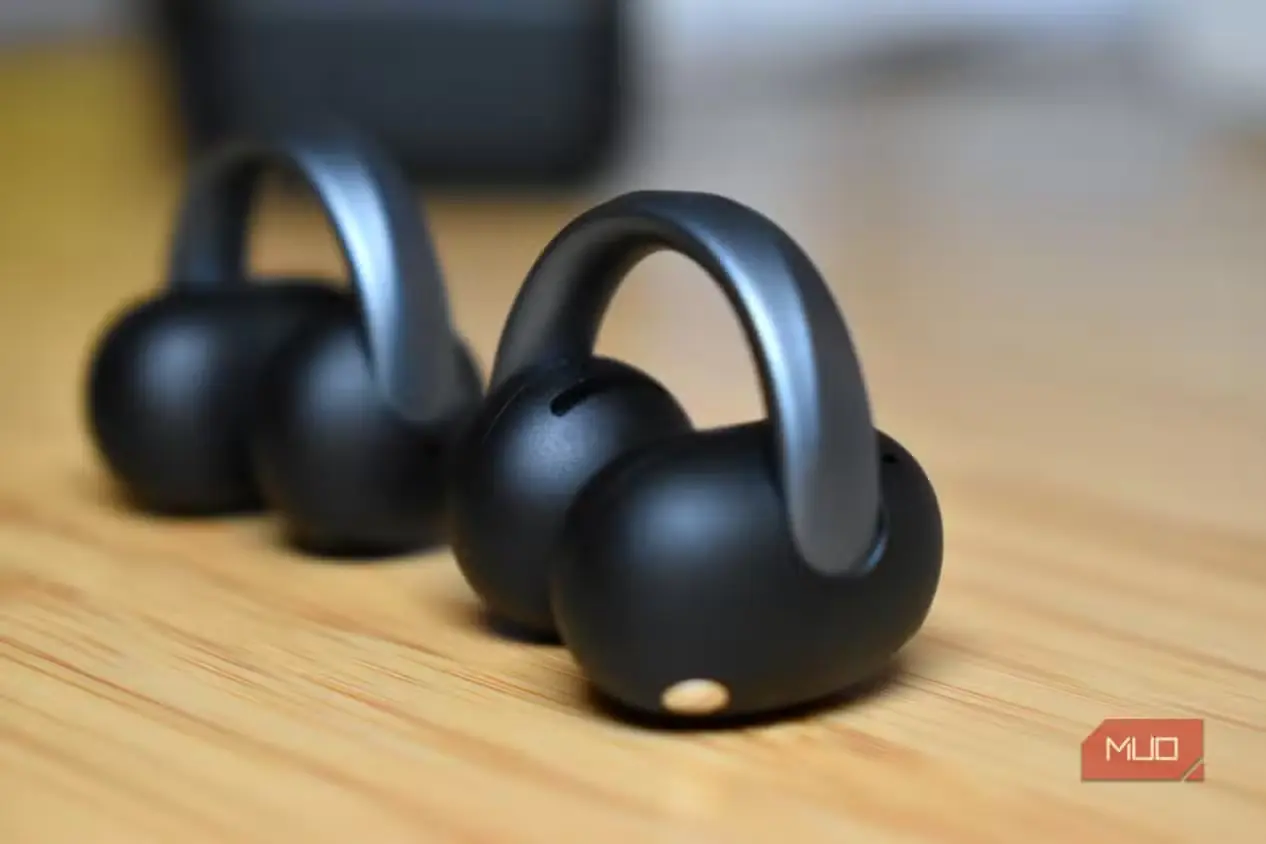 نمای پشتی ایربادهای Anker Soundcore AeroFit 2 روی میز