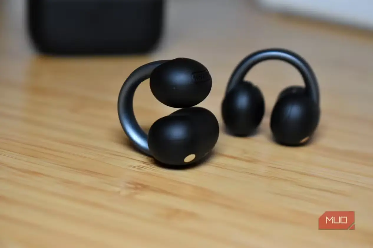 نمای جانبی Anker Soundcore AeroFit 2 روی میز