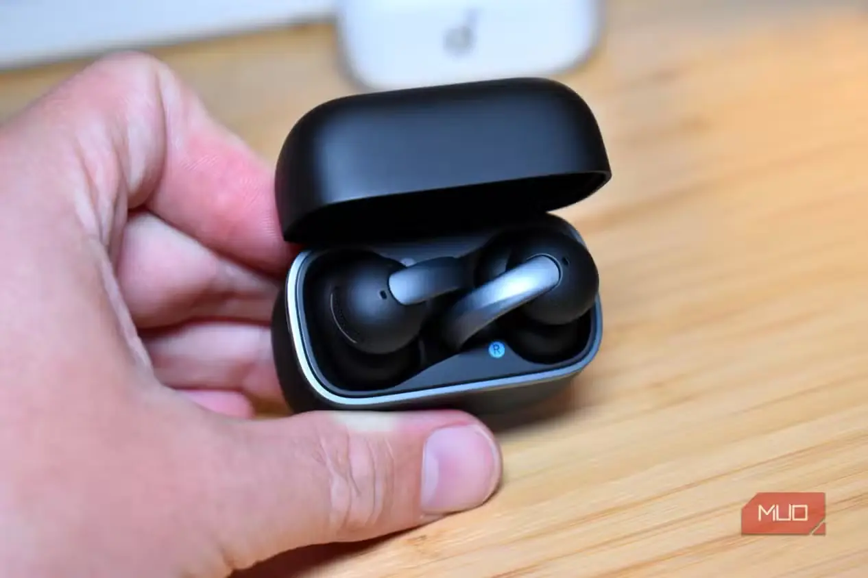 نمای از بالای Anker Soundcore AeroFit 2 درون محفظه روی میز