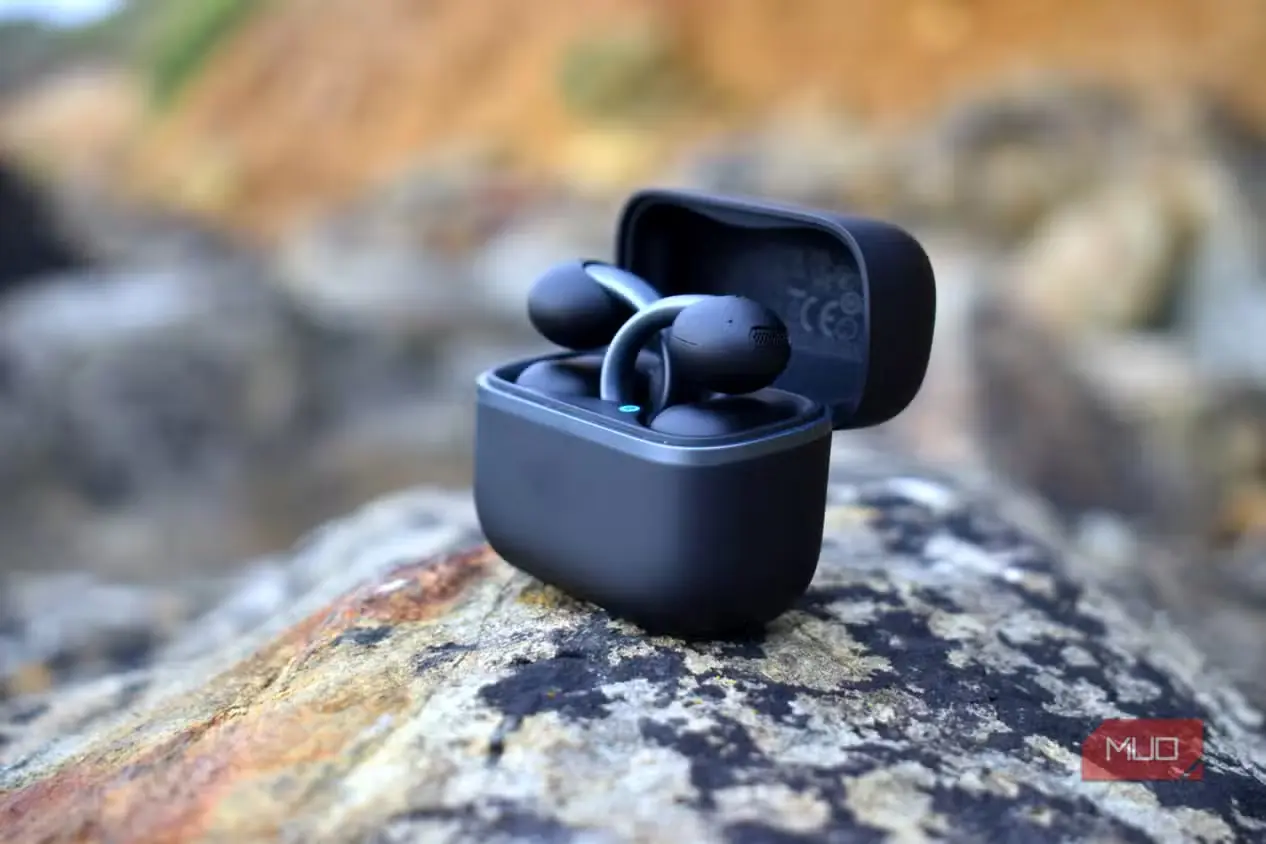 نمای جانبی Anker Soundcore AeroFit 2 درون محفظه روی صخره