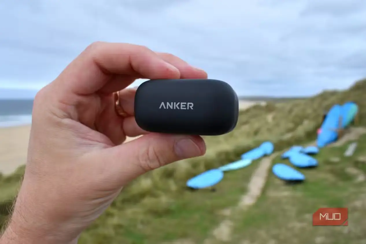 Anker Soundcore AeroFit 2 درون محفظه و در دست، کنار ساحل