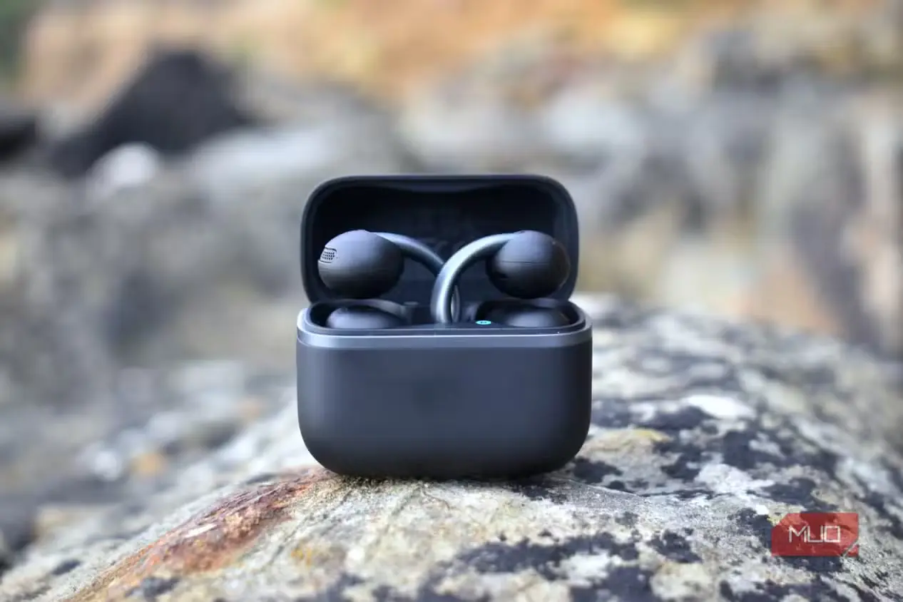 Anker Soundcore AeroFit 2 درون محفظه روی صخره