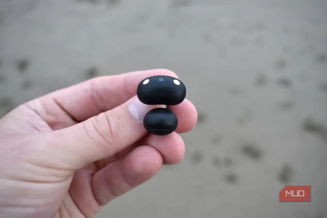 نمای زیرین ایرباد Anker Soundcore AeroFit 2
