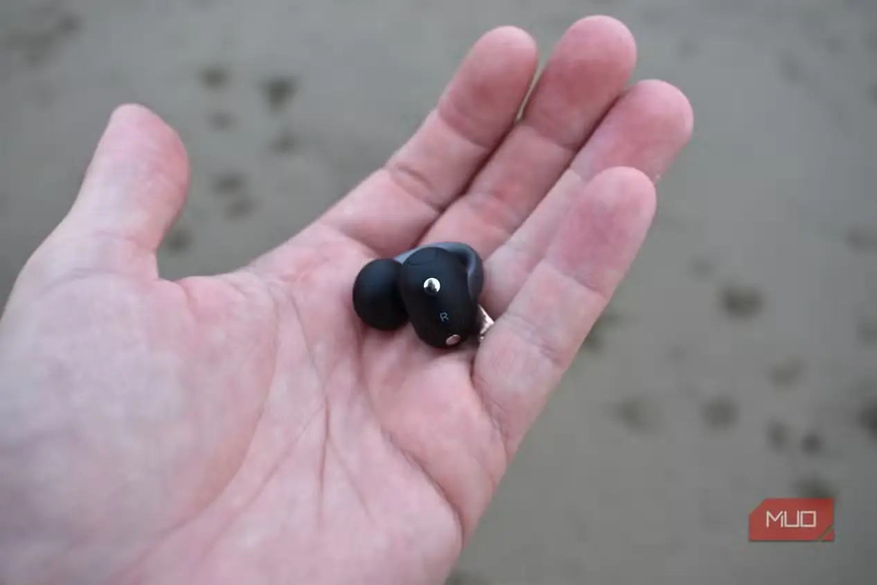 ایرباد Anker Soundcore AeroFit 2 در دست