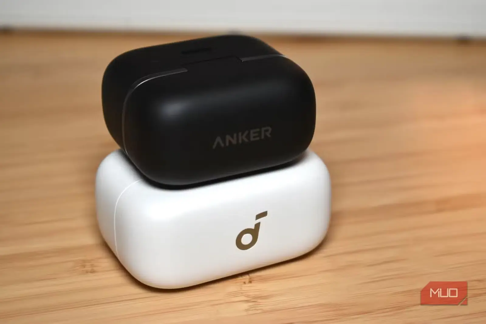 محفظه Anker Soundcore AeroFit 2 روی محفظه AeroFit 1