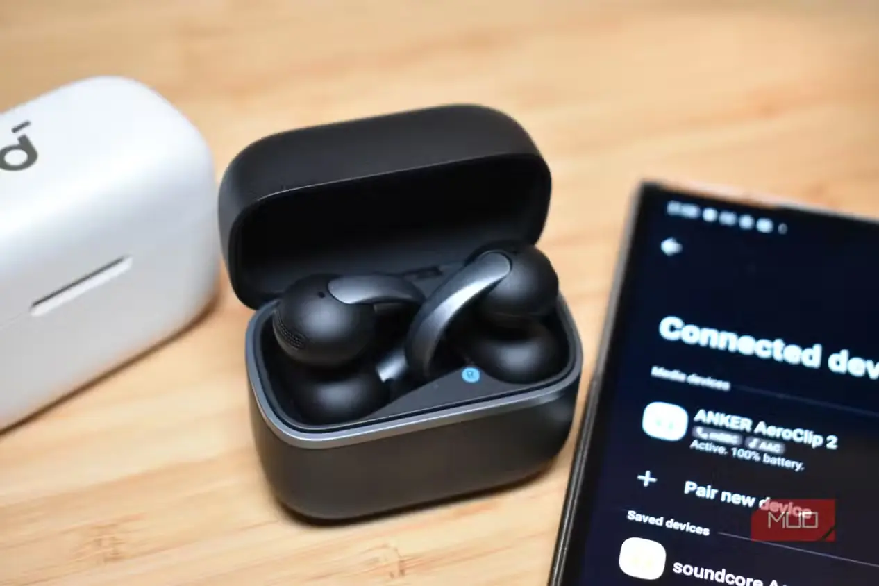 Anker Soundcore AeroFit 2 درون محفظه، همراه با نمایش اتصال بلوتوث