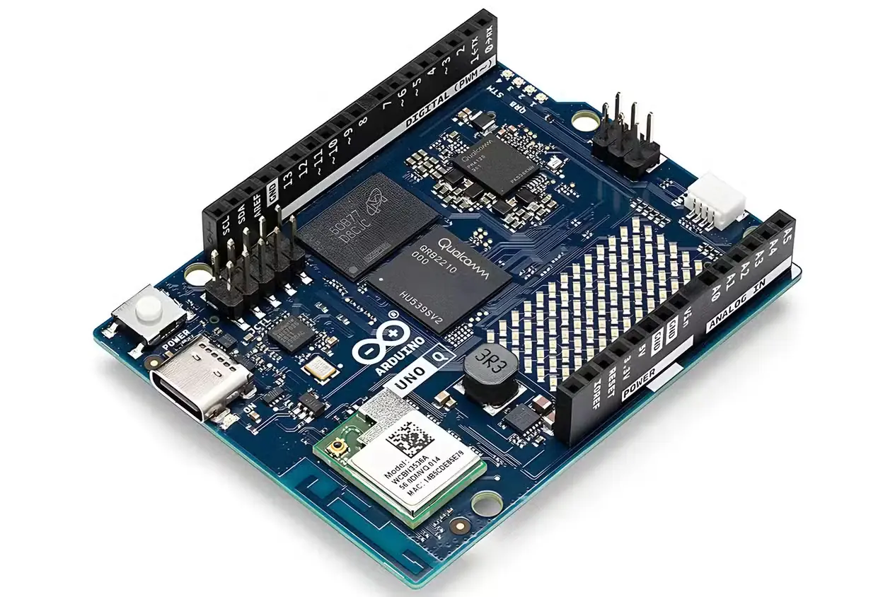 نمای زاویهدار برد Arduino UNO Q