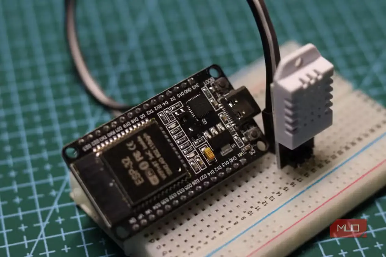 برد ESP32 متصل به حسگر DHT22