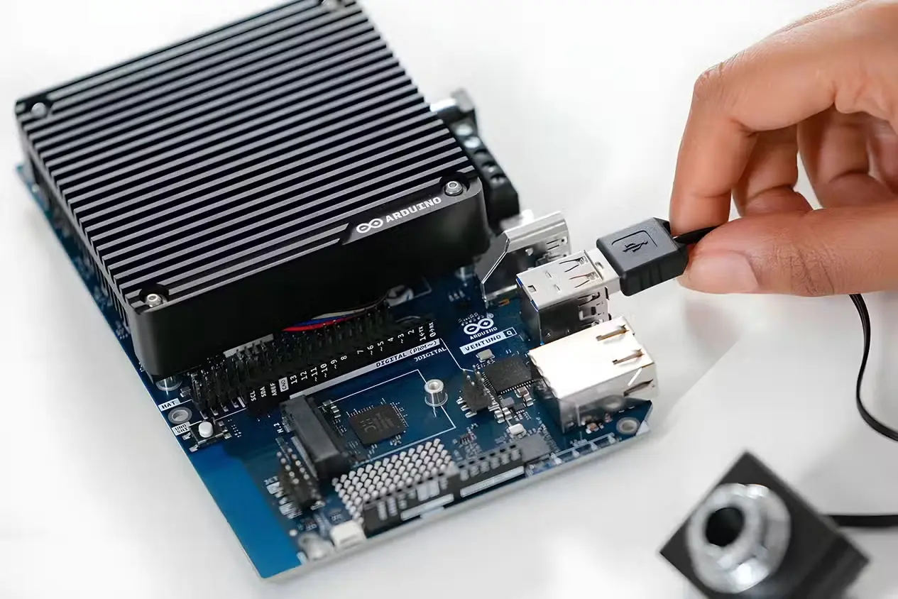 نمای محیطی برد Arduino VENTUNO Q