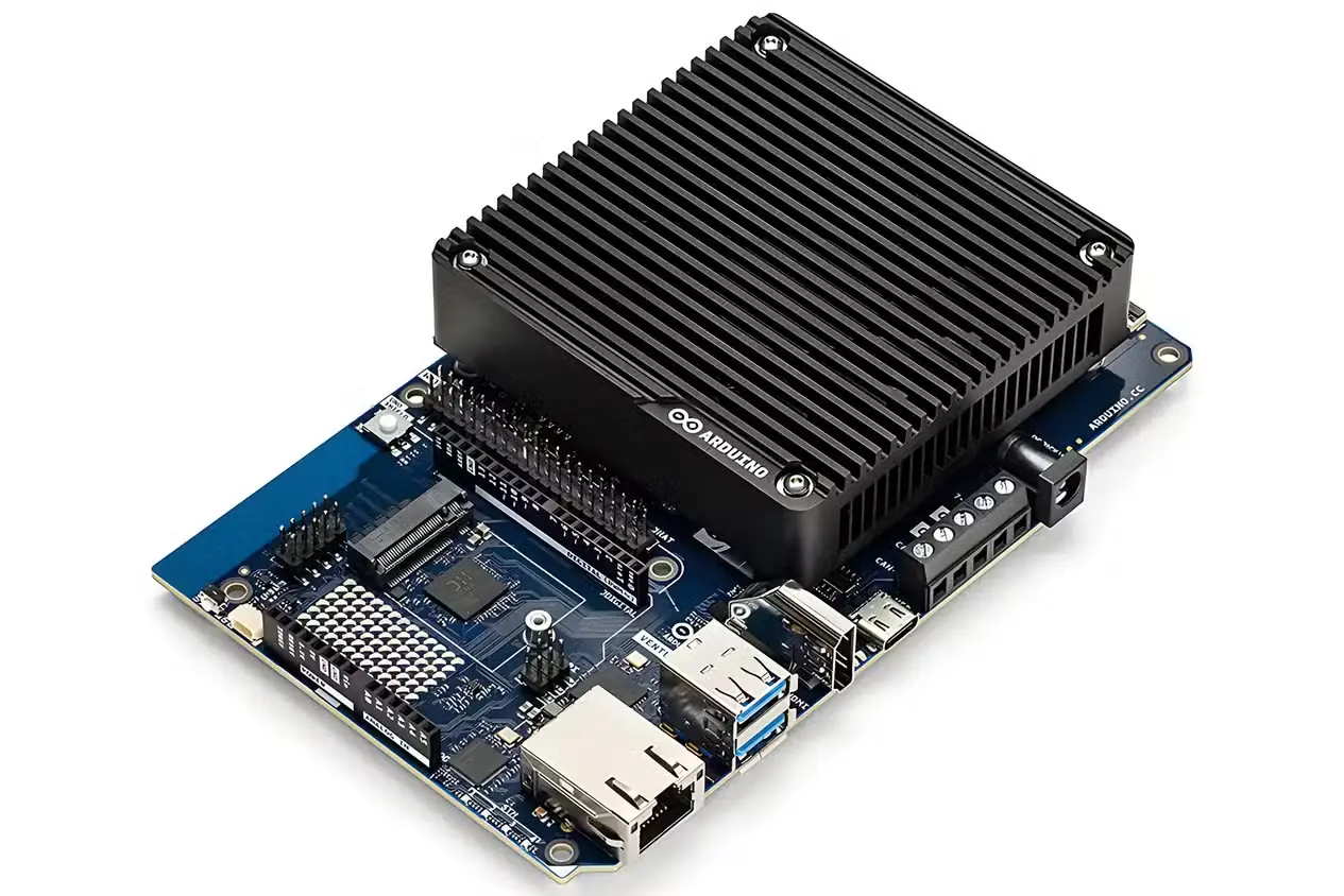 نمای زاویهدار برد Arduino VENTUNO Q
