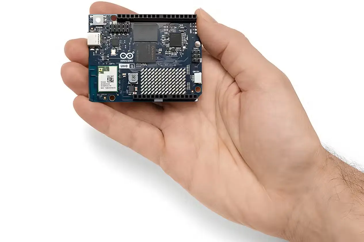 نمای تکمیلی برد Arduino UNO Q
