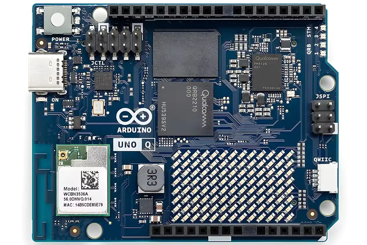 نمای روبهروی برد Arduino UNO Q