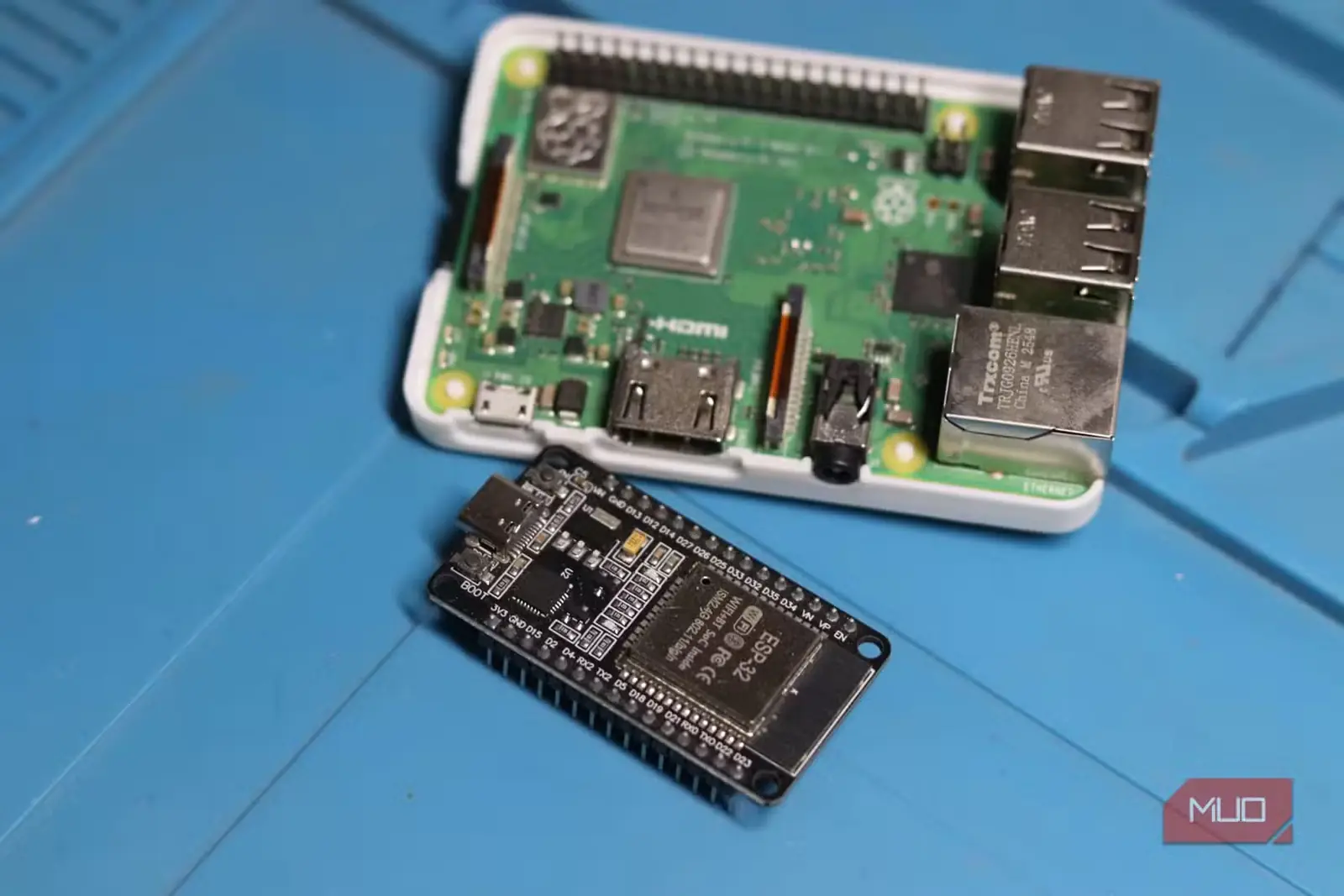 بردهای ESP32 و Raspberry Pi روی زیرانداز ضدالکتریسیتهٔ ساکن