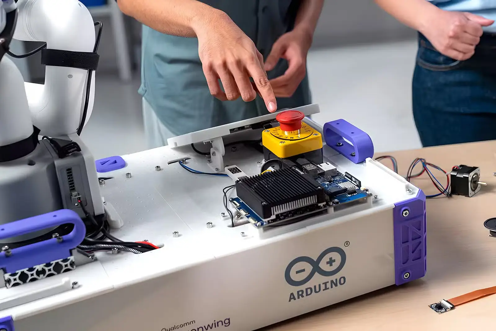 برد Arduino VENTUNO Q درون یک پروژهٔ عملی