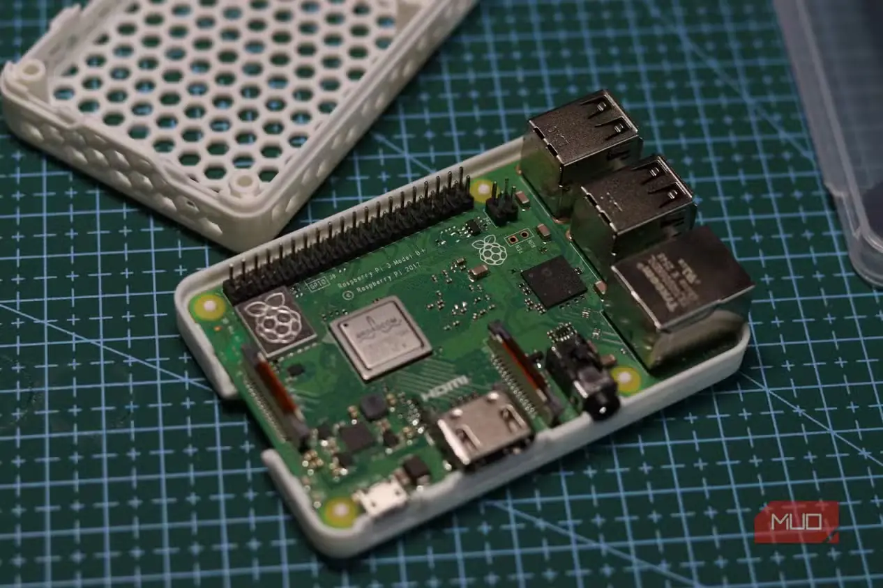 برد Raspberry Pi 3 روی صفحهٔ برش