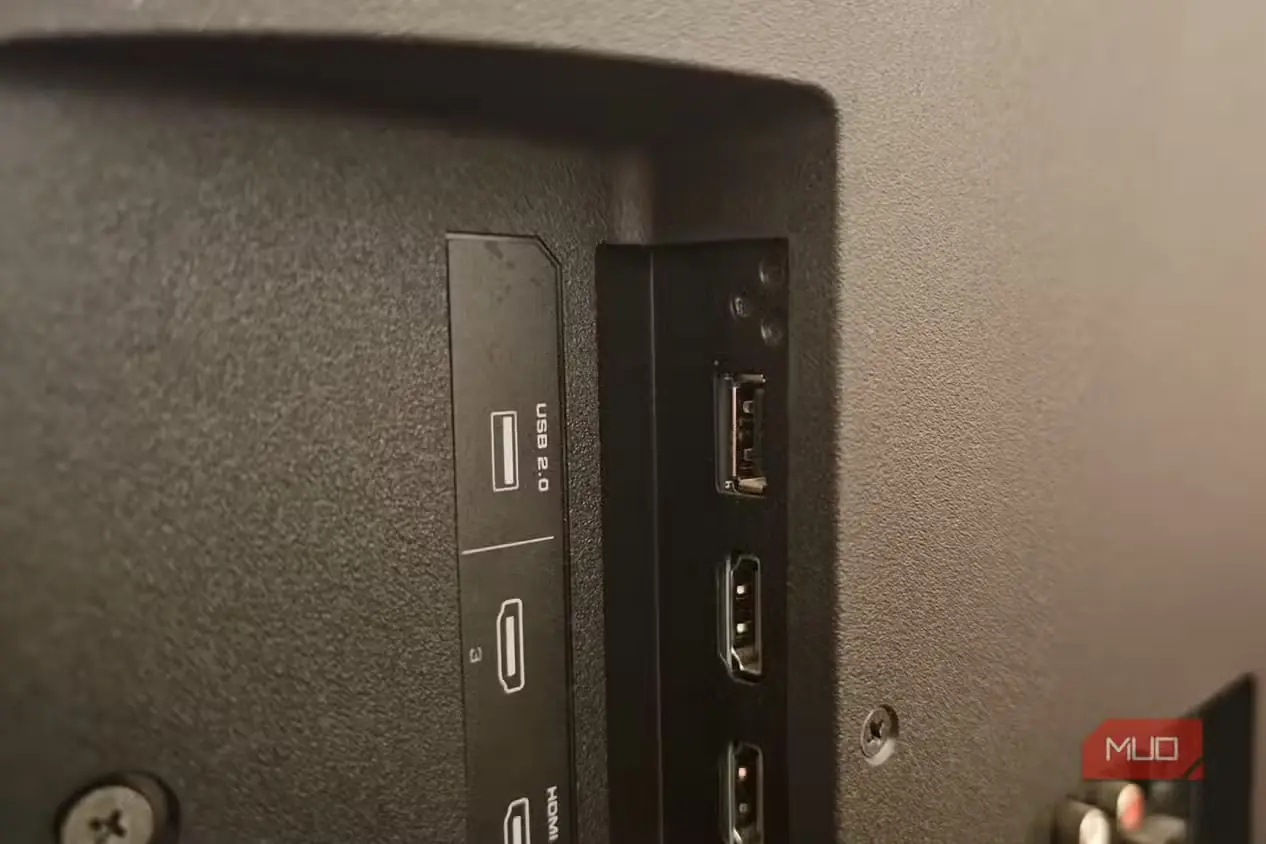 نمای پشت تلویزیون هوشمند با درگاههای USB 2.0 و HDMI