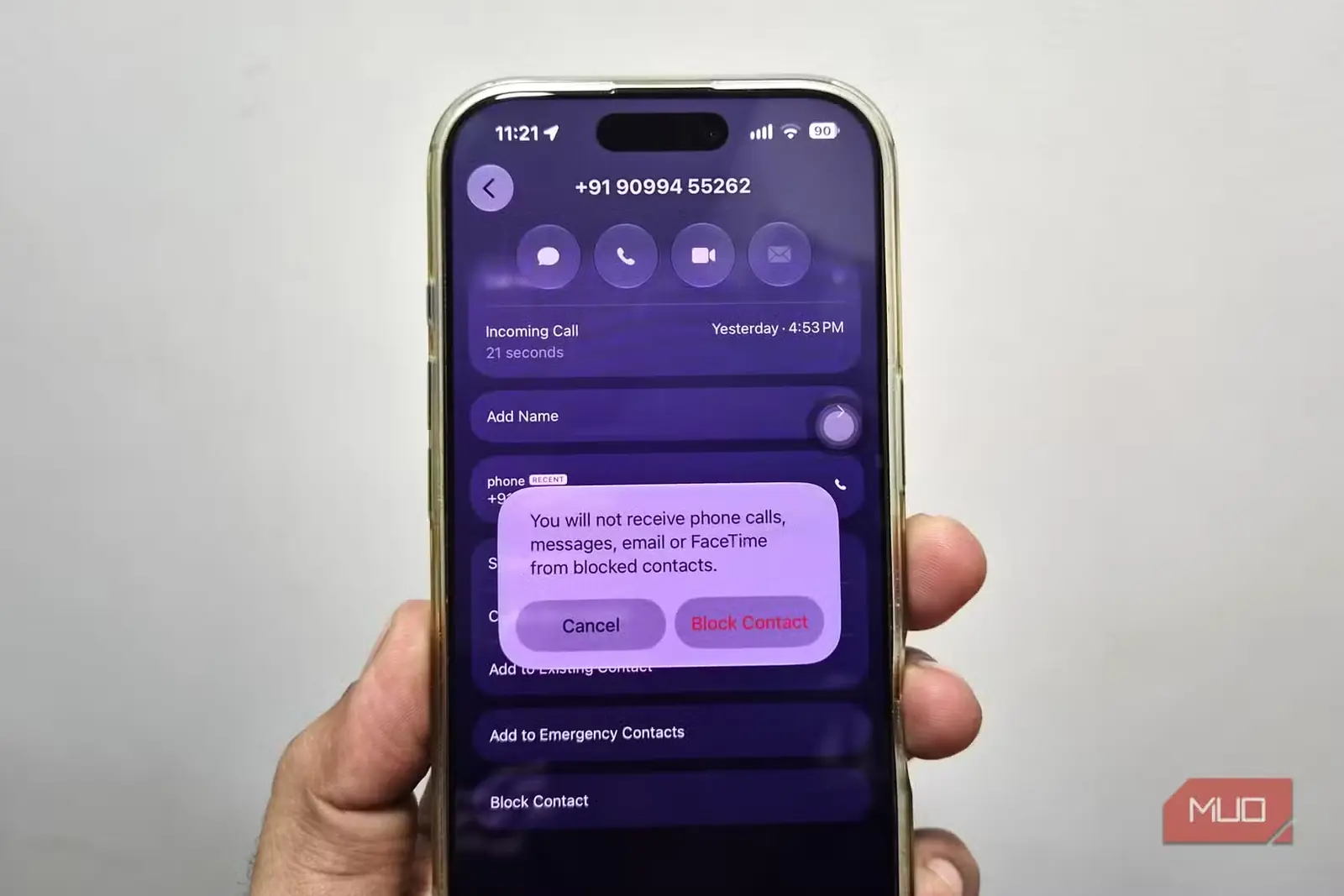 نمای گزینهٔ مسدودکردن مخاطب روی iPhone