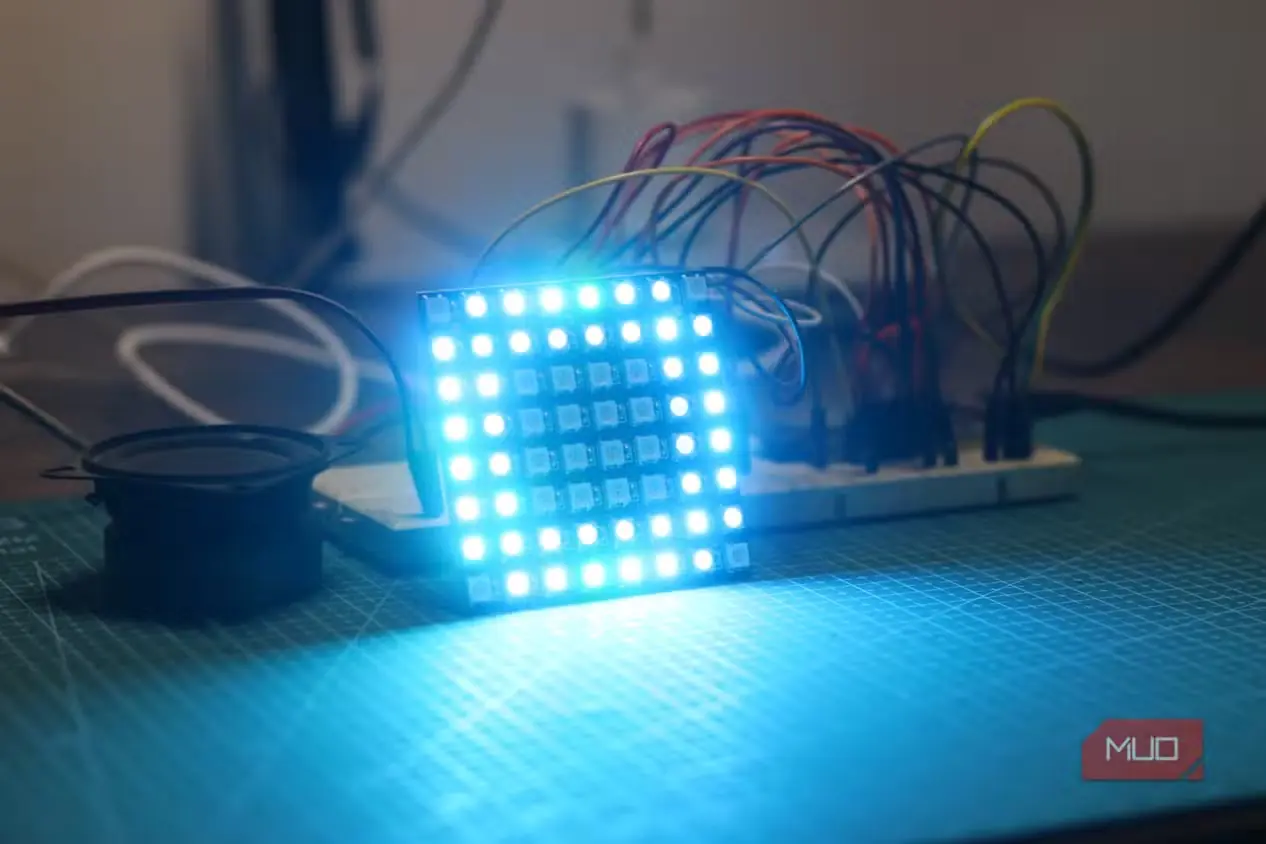 دستیار صوتی مبتنی بر ESP32 در حال پردازش با چراغ آبی