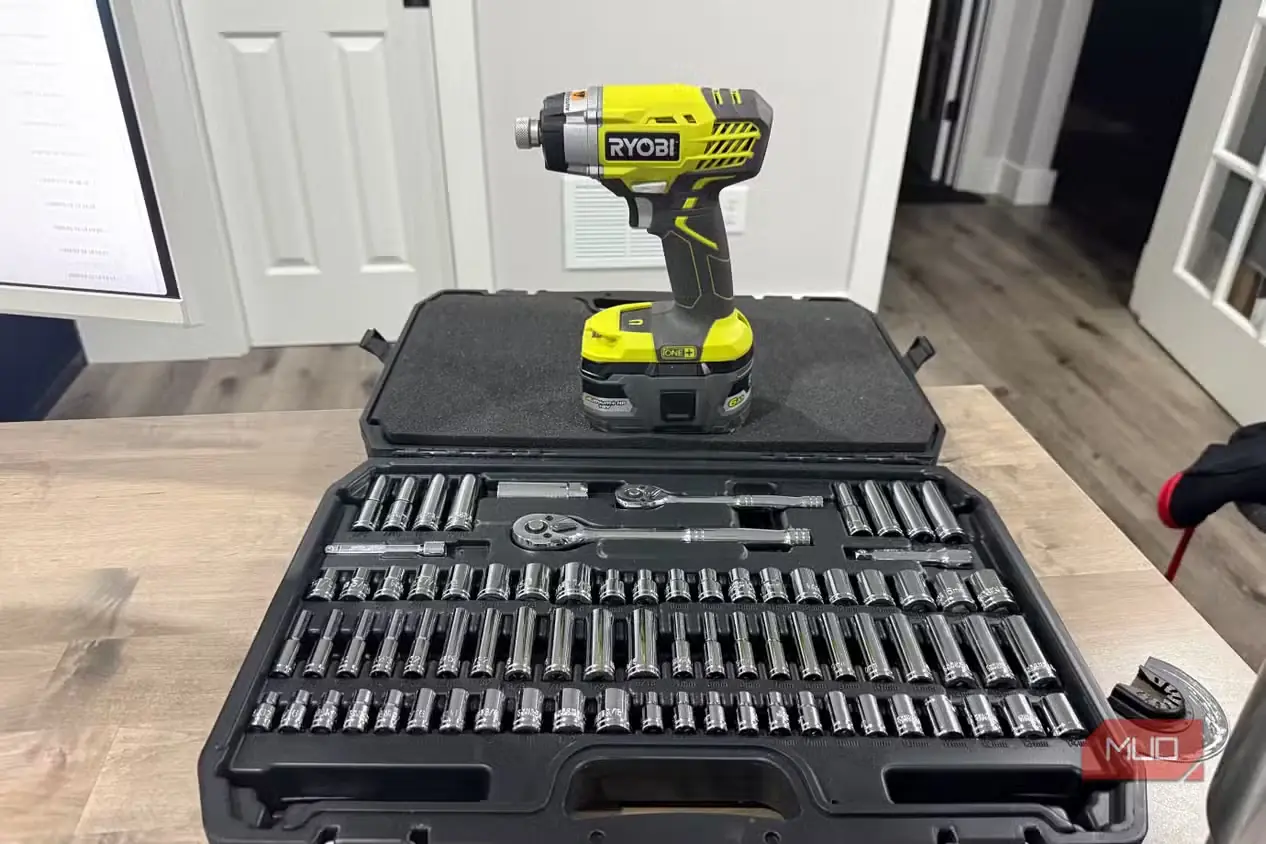 پیچگوشتی ضربهای Ryobi روی جعبه بکس