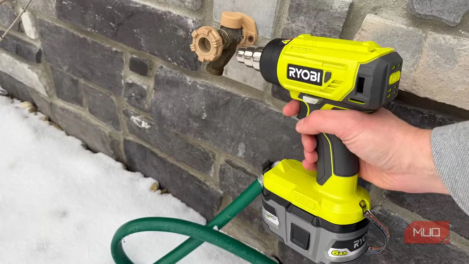 سشوار صنعتی Ryobi رو به شیر آب بیرونی
