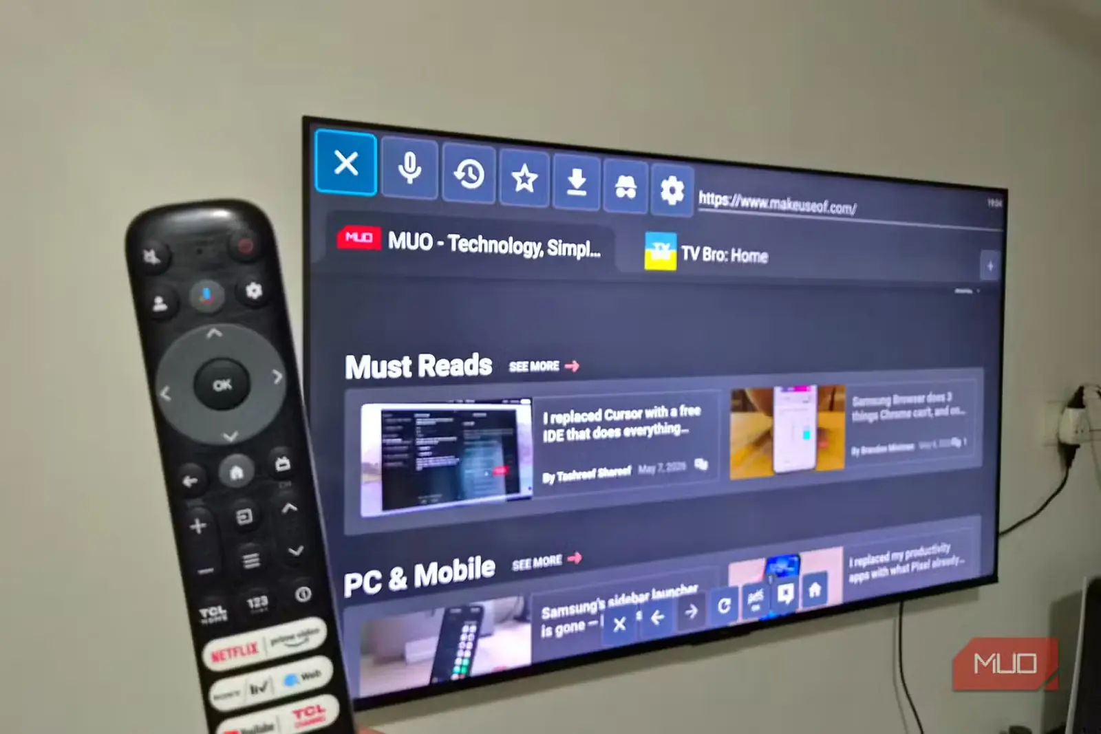 تلویزیون در حال نمایش مرورگر TV Bro با کنترل از راه دور در پیشزمینه