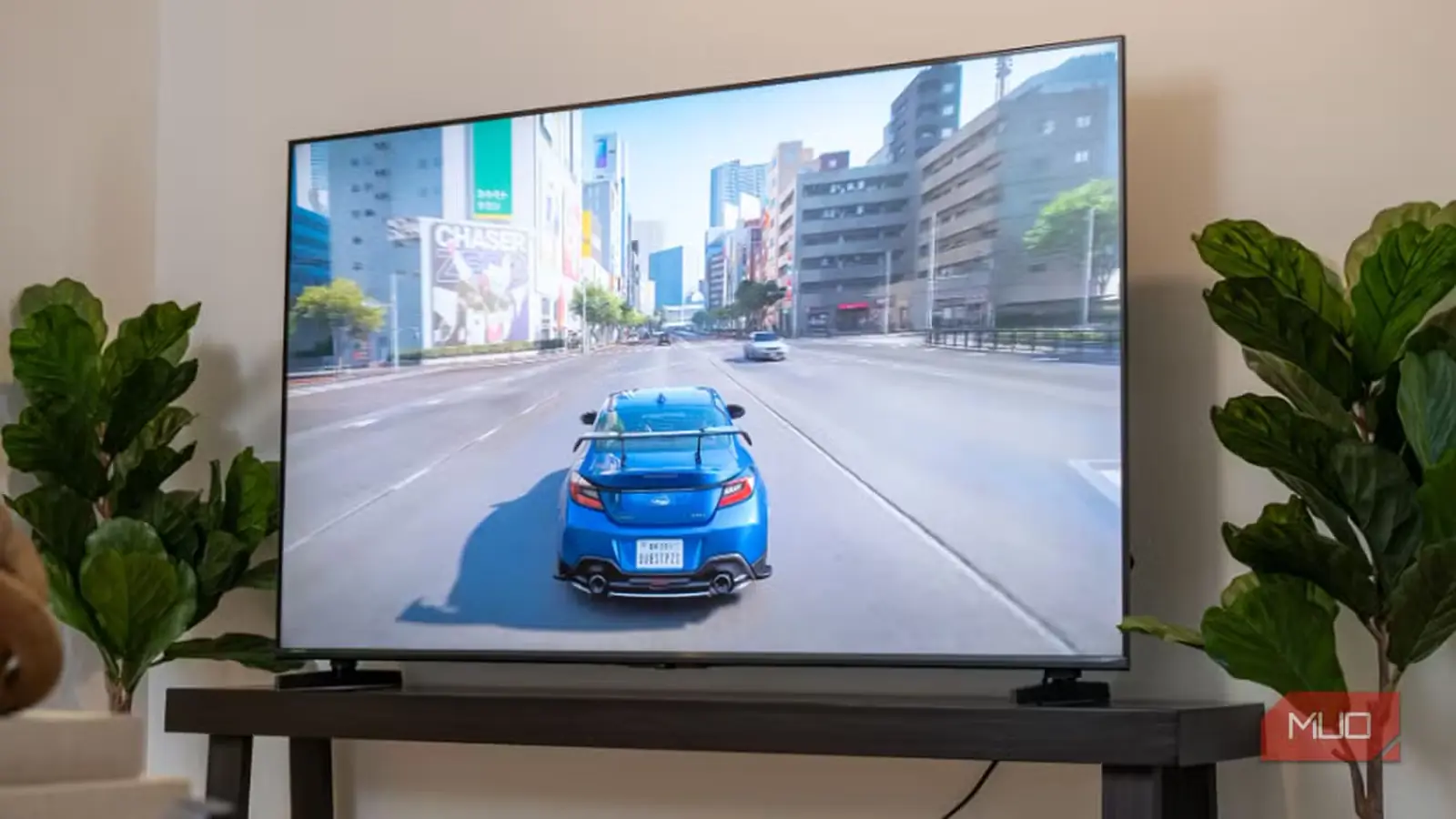 تلویزیون Hisense U6SF MiniLED ULED در حال اجرای یک بازی مسابقهای