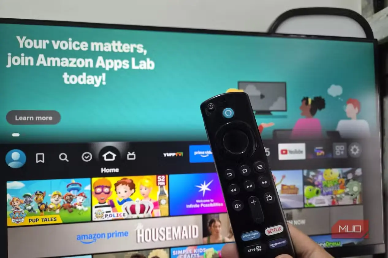 کنترل Amazon Fire TV Stick در برابر یک نمایشگر
