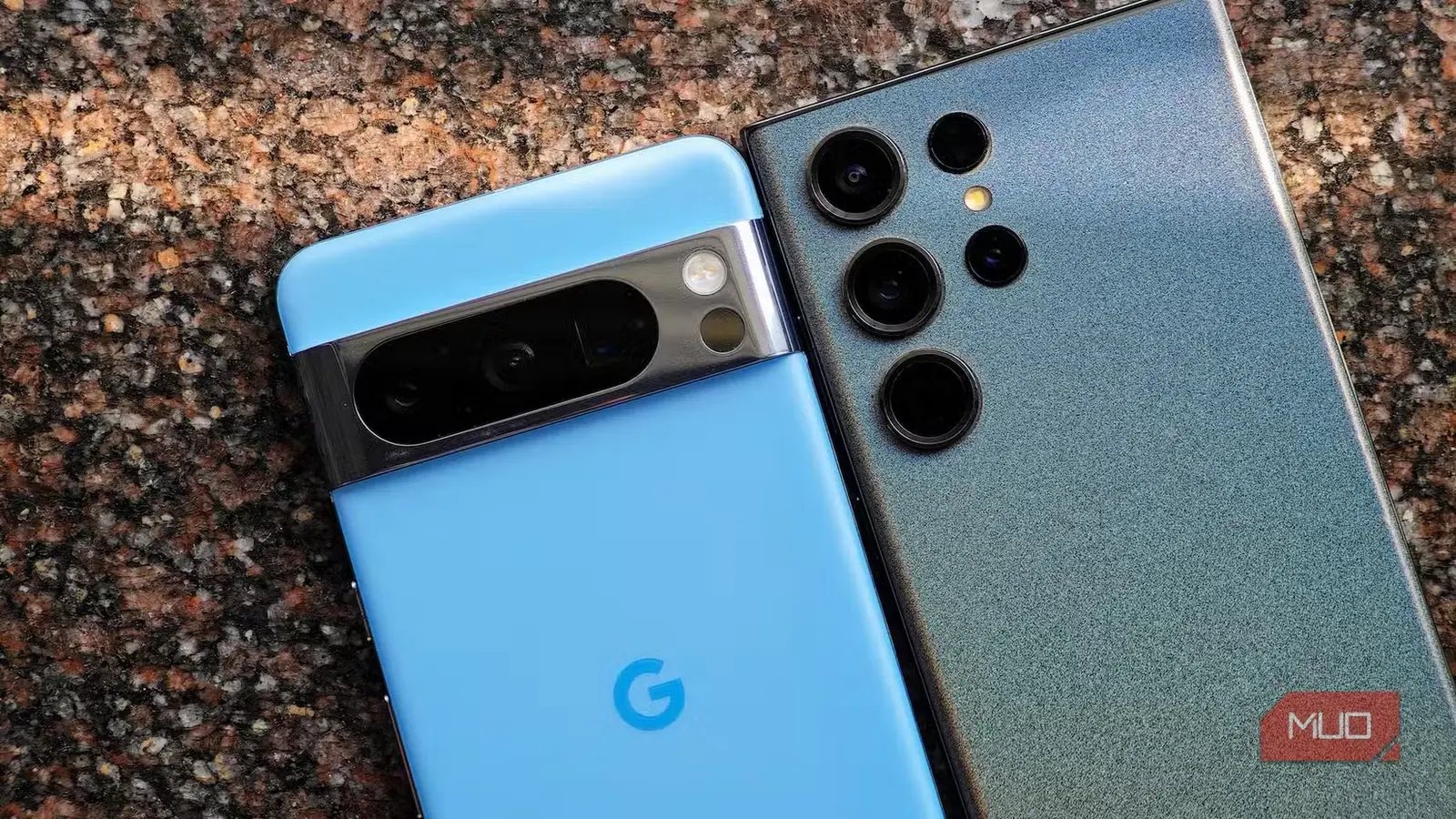 گوشیهای Google Pixel 8 Pro و Samsung Galaxy S23 Ultra که پشتورو کنار یکدیگر قرار گرفتهاند