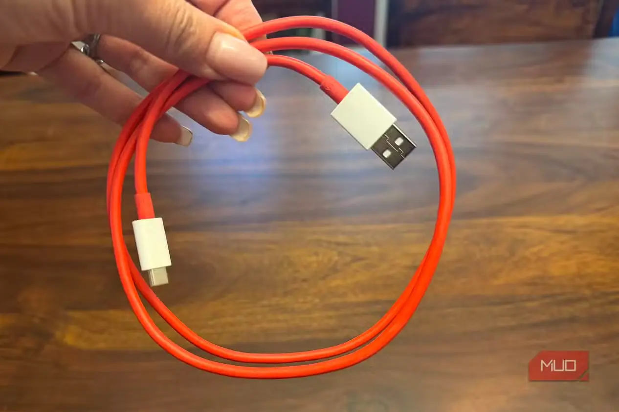 کابل قرمز USB-C به USB-A