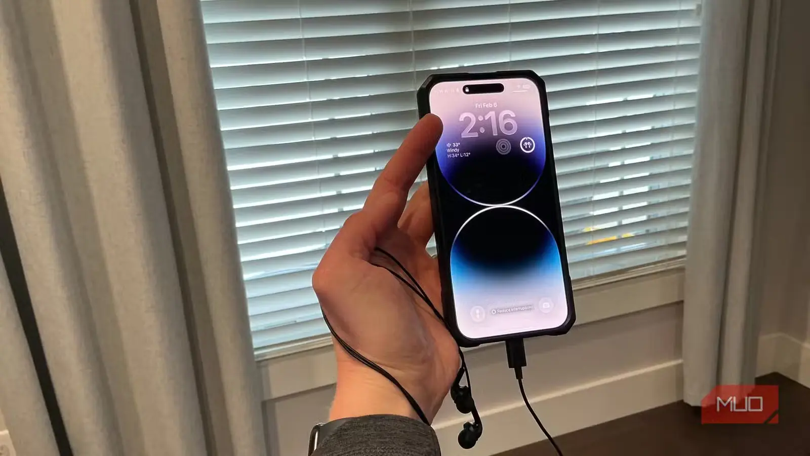 گوشی iPhone 16 Pro Max همراه هدفون سیمی