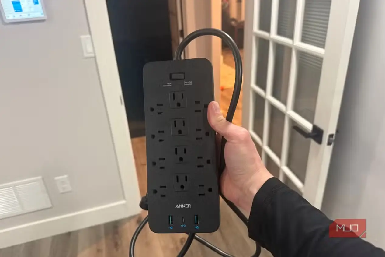 چندراهی برق محافظدار Anker در دست