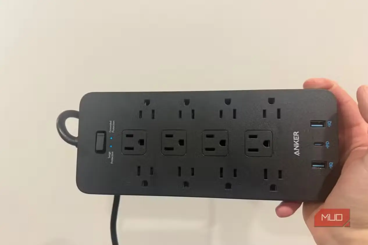 چندراهی برق Anker متصل به پریز با چراغهای LED روشن