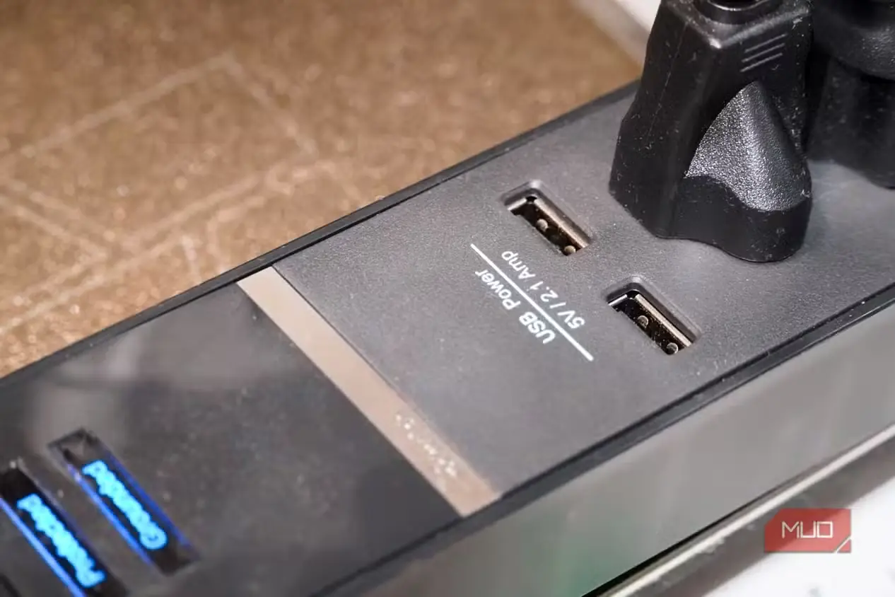 درگاههای USB-A روی یک چندراهی برق